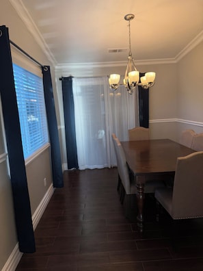 Dining - Soothing 3-bedroom house with AC in charming Merced (Merced)