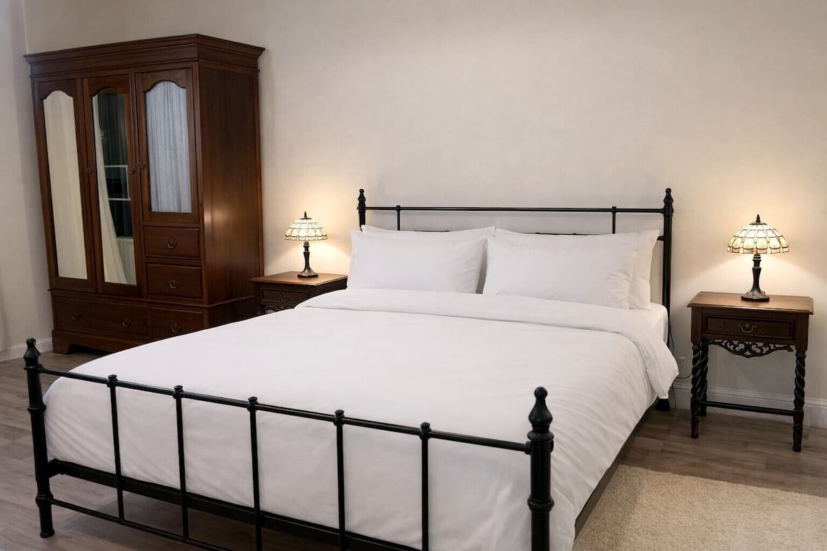 Double Room, 1 King Bed, Mountain View (No Pets Allowed) | WiFi (free)
