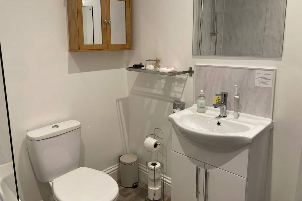 Studio Suite, Garden View (No Pets Allowed) | Bathroom | Hair dryer, towels