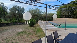 Outdoor pool - Beautiful vacation home with enclosed garden and private swimming pool (Regusse)