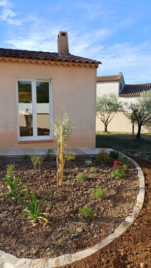 Property grounds - Beautiful vacation home with enclosed garden and private swimming pool (Regusse)
