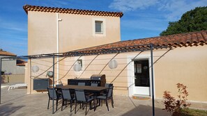 Outdoor dining - Beautiful vacation home with enclosed garden and private swimming pool (Regusse)