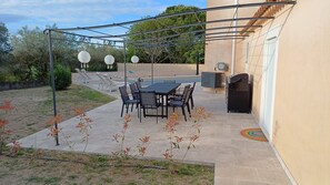 Outdoor dining - Beautiful vacation home with enclosed garden and private swimming pool (Regusse)