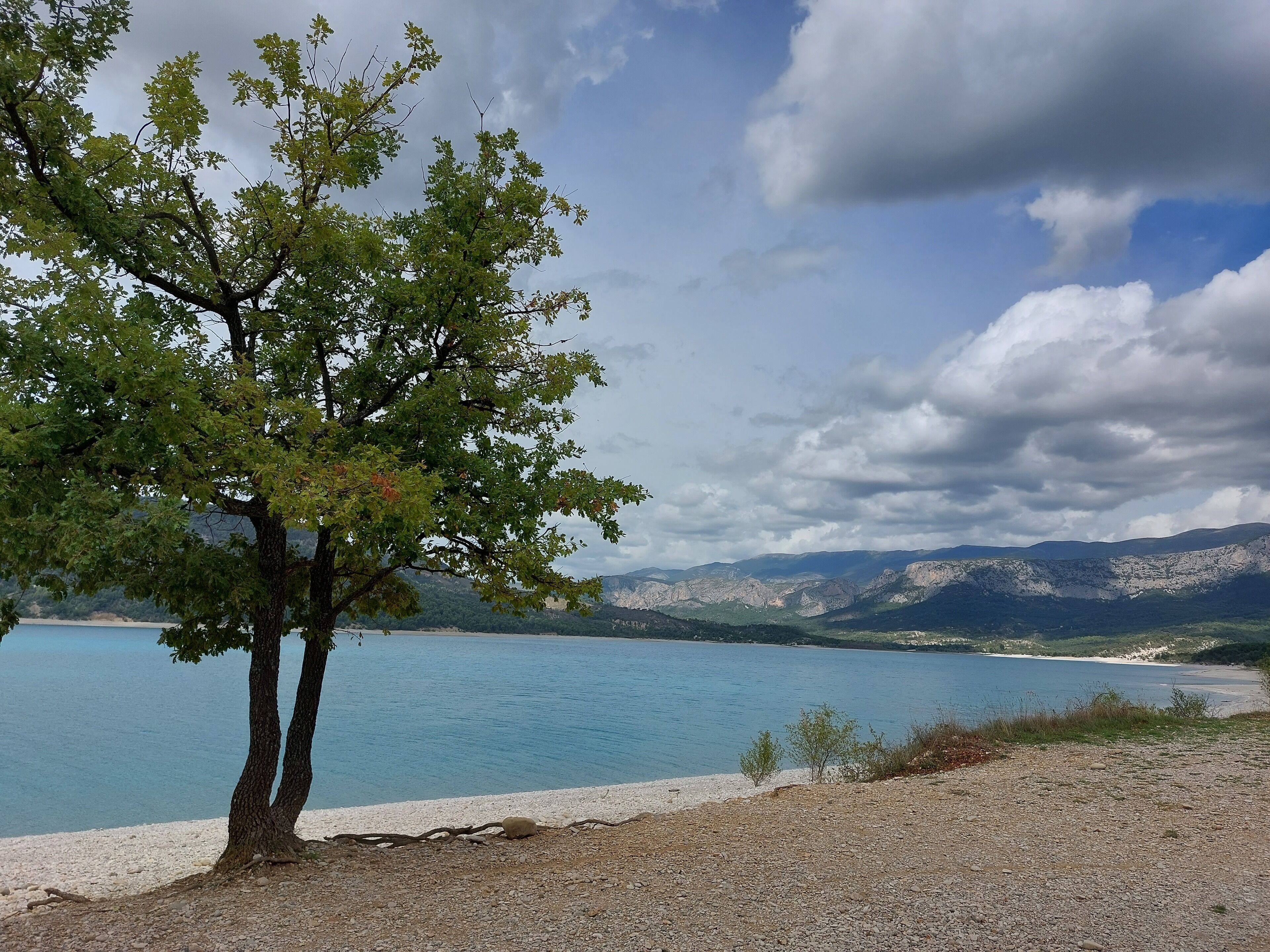 Chaises longues, serviettes de plage