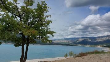 Chaises longues, serviettes de plage