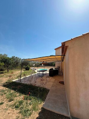A covered outdoor area with a pool, lounge chairs, and a barbecue grill. - Beautiful vacation home with enclosed garden and private swimming pool (Regusse)