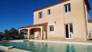 Outdoor pool - Beautiful vacation home with enclosed garden and private swimming pool (Regusse)