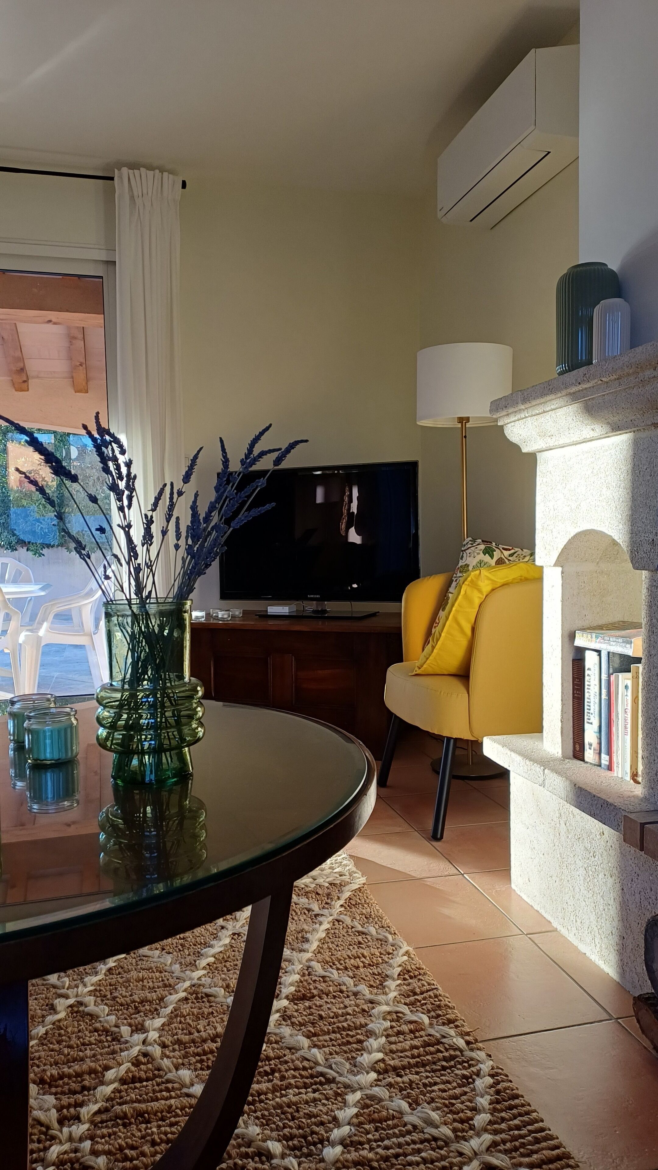 TV connectée, cheminée, livres, chaîne hi-fi