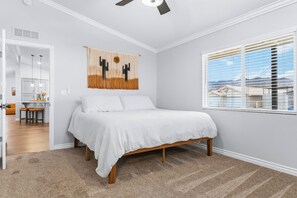 3 bedrooms, WiFi, bed sheets - Game On! River Getaway Sleeps 10 in Bullhead City (Bullhead City)