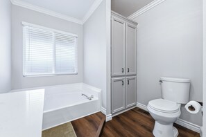 Sèche-cheveux, serviettes fournies, savon, papier toilette