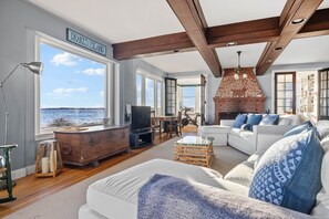 Smart TV, fireplace - Seawall: Oceanfront Living at Goose Rocks (Kennebunkport)