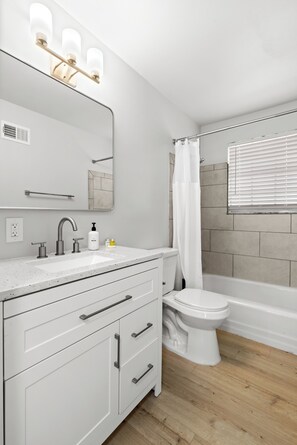 Towels - Comfortable beds and spacious layout with fast WiFi near airport (Saint Ann)