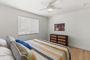 2 habitaciones, tabla de planchar con plancha y cuna de viaje 