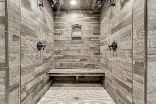 The Stone Haven Estate: Hot tub, Golf Course & 2 Miles from DT Lexington