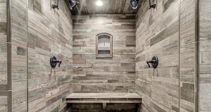 The Stone Haven Estate: Hot tub, Golf Course & 2 Miles from DT Lexington