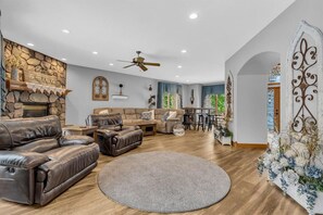 Télévision, cheminée, table de tennis de table