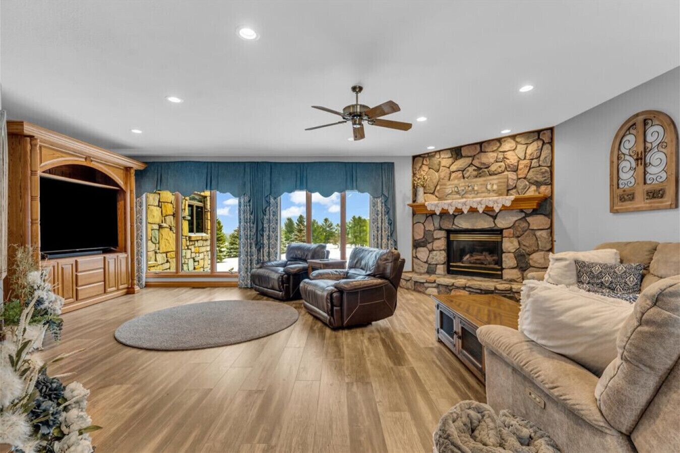 TV, fireplace, ping pong