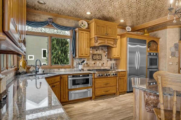 Geladeira, micro-ondas, fogão, cooktop