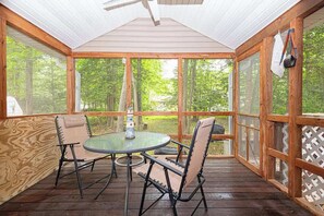 Outdoor dining - Coastal Pines Retreat | Beach Pass & Grill (Ocean Pines)