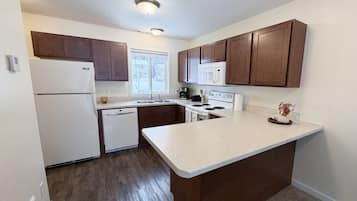 Réfrigérateur, micro-ondes, plaque de cuisson, lave-vaisselle