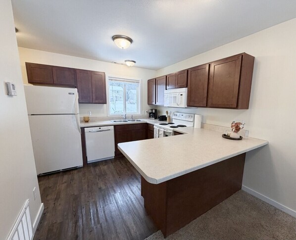 Fridge, microwave, stovetop, dishwasher - Holiday Village Townhomes – Your All-Season Retreat in Traverse City (Traverse City)