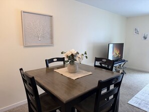 Dining - Holiday Village Townhomes – Your All-Season Retreat in Traverse City (Traverse City)