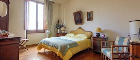 2 bedrooms, iron/ironing board, travel cot, free WiFi