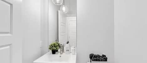 Hårtørrer, håndklæder, Sæbe, Toiletpapir