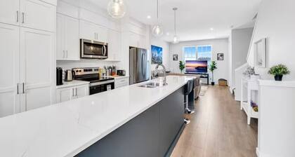Cozy townhome in SE (AC/Garage/BBQ) - Close to highway and amenities.