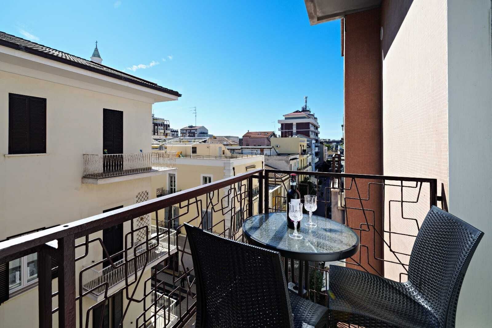 Deluxe-Doppelzimmer, Balkon, Stadtblick | Speisen im Freien