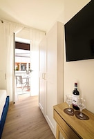Deluxe Double Room, Balcony, City View | Interior