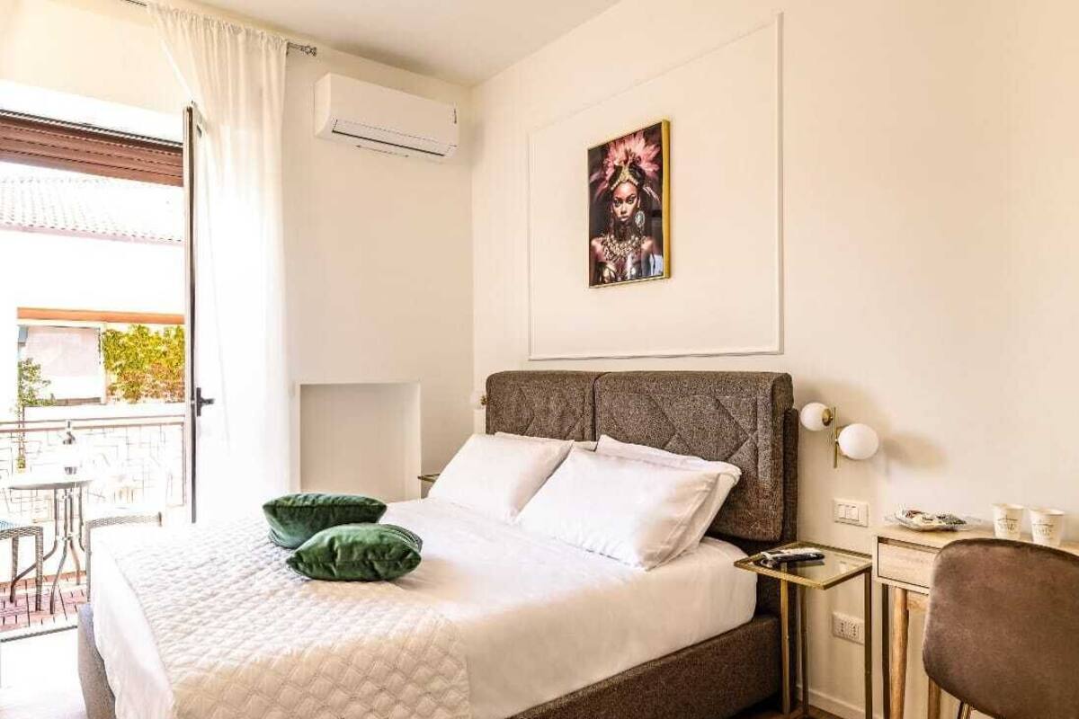 Minibar con snack e bevande gratuite, una cassaforte in camera