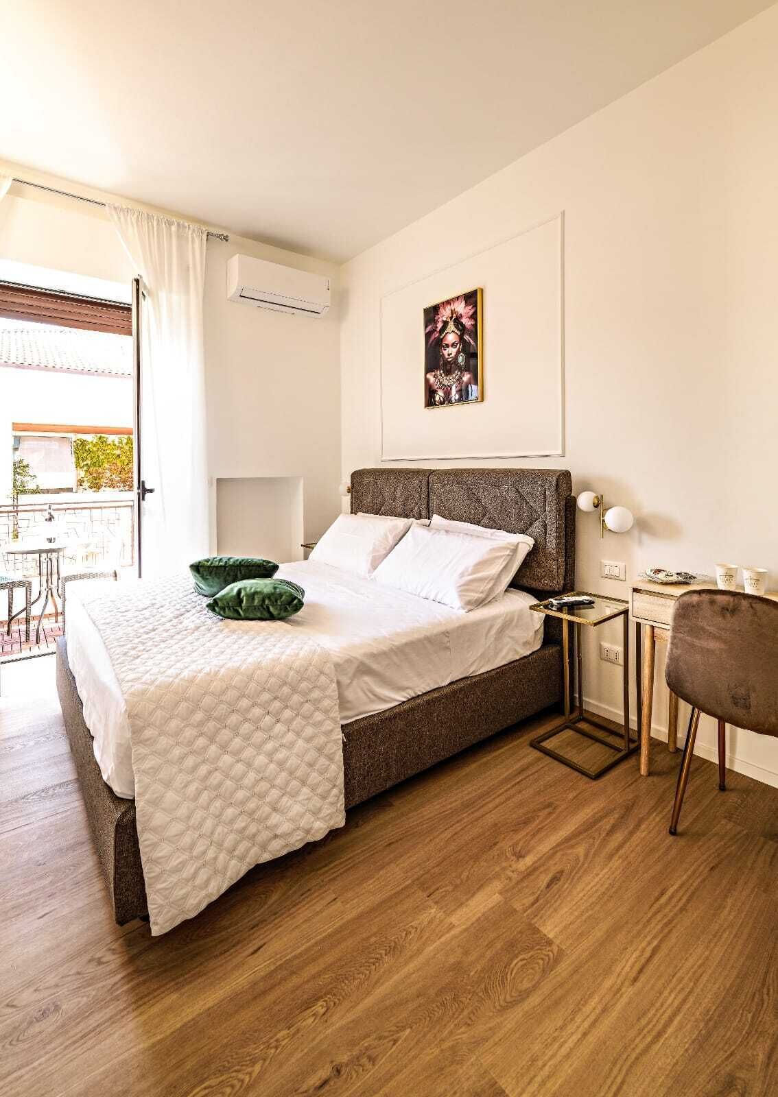 Une chambre bien rangée, avec un lit, une table de chevet et une chaise.