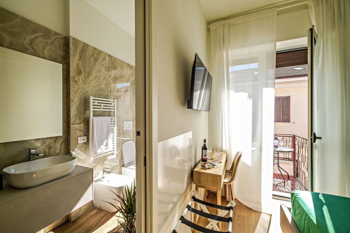Minibar con snack e bevande gratuite, una cassaforte in camera
