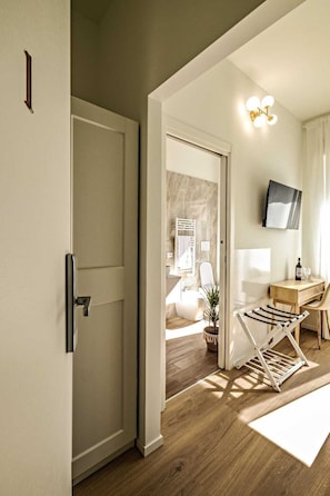 Deluxe Double Room, Balcony, City View | Interior - Marty Suites Luxury Rooms (Pescara)