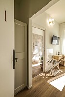 Deluxe Double Room, Balcony, City View | Interior