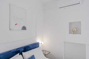 Deluxe Double Room, Balcony, City View | Interior