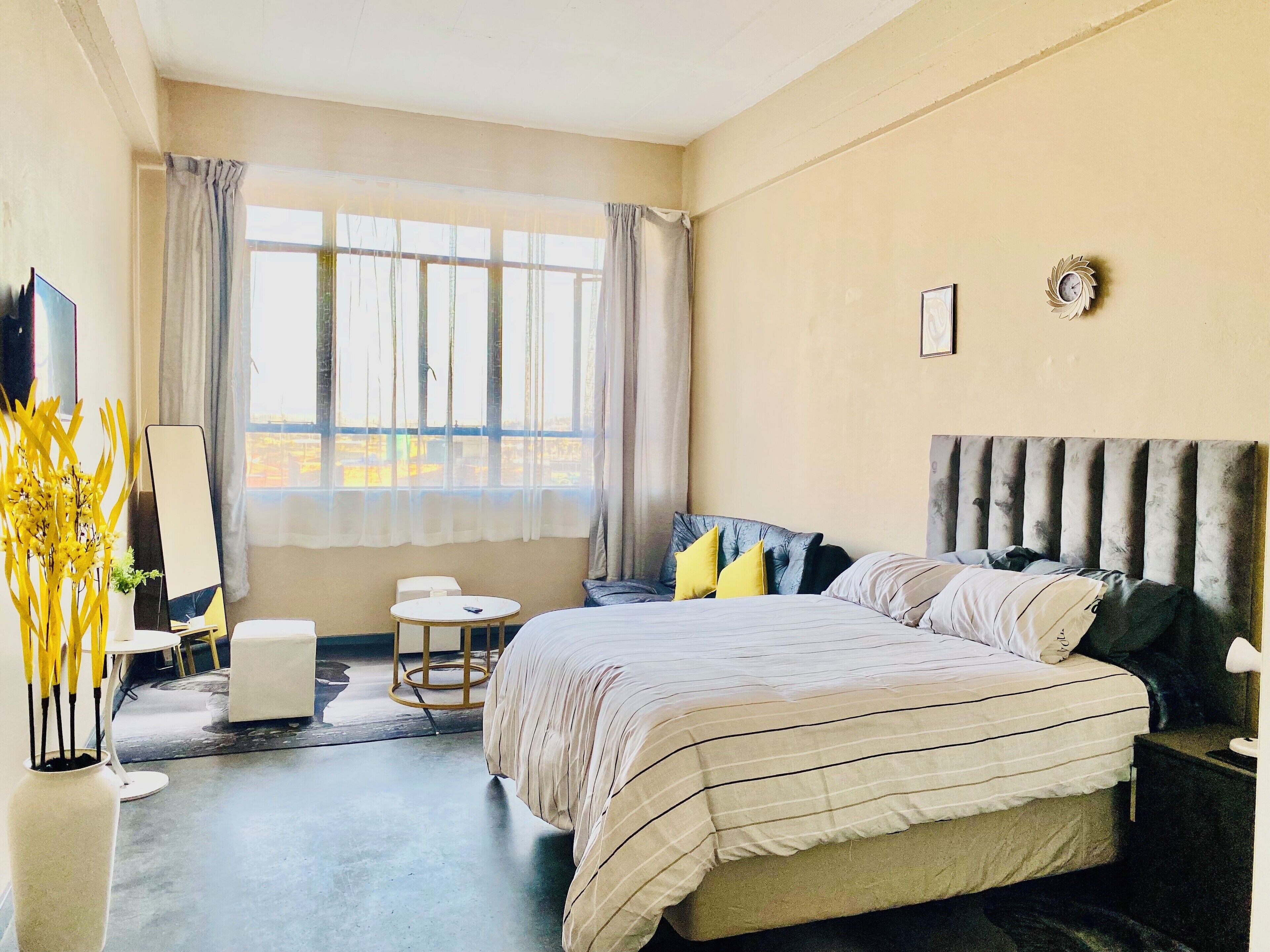 Tabla de planchar con plancha, wifi y ropa de cama 