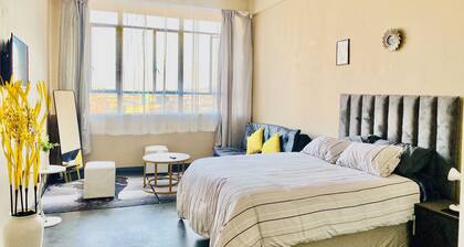 Maboneng CBD Comforts
Your stylish urban hideaway in the heart of Maboneng!