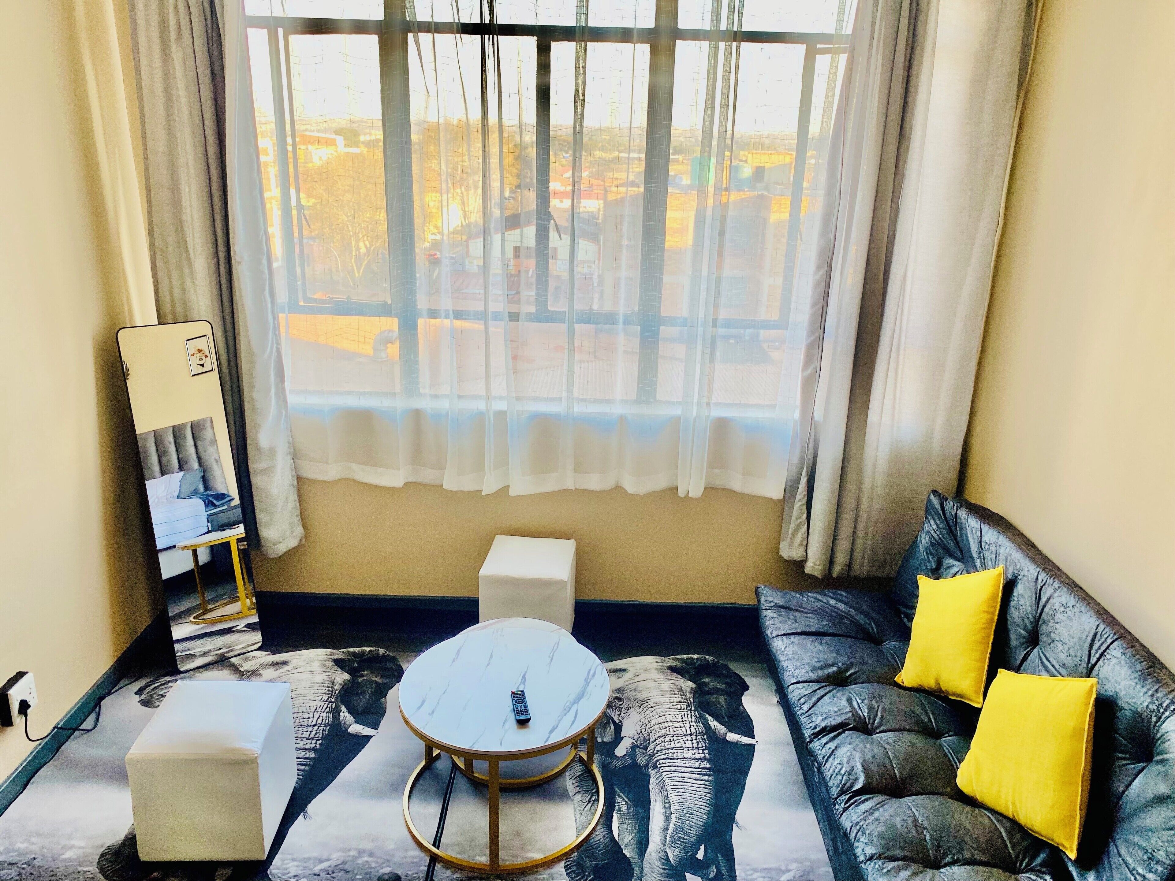 Maboneng Cbd Comforts  Your Stylish Urban Hideaway In The Heart Of Maboneng! - Johannesburg