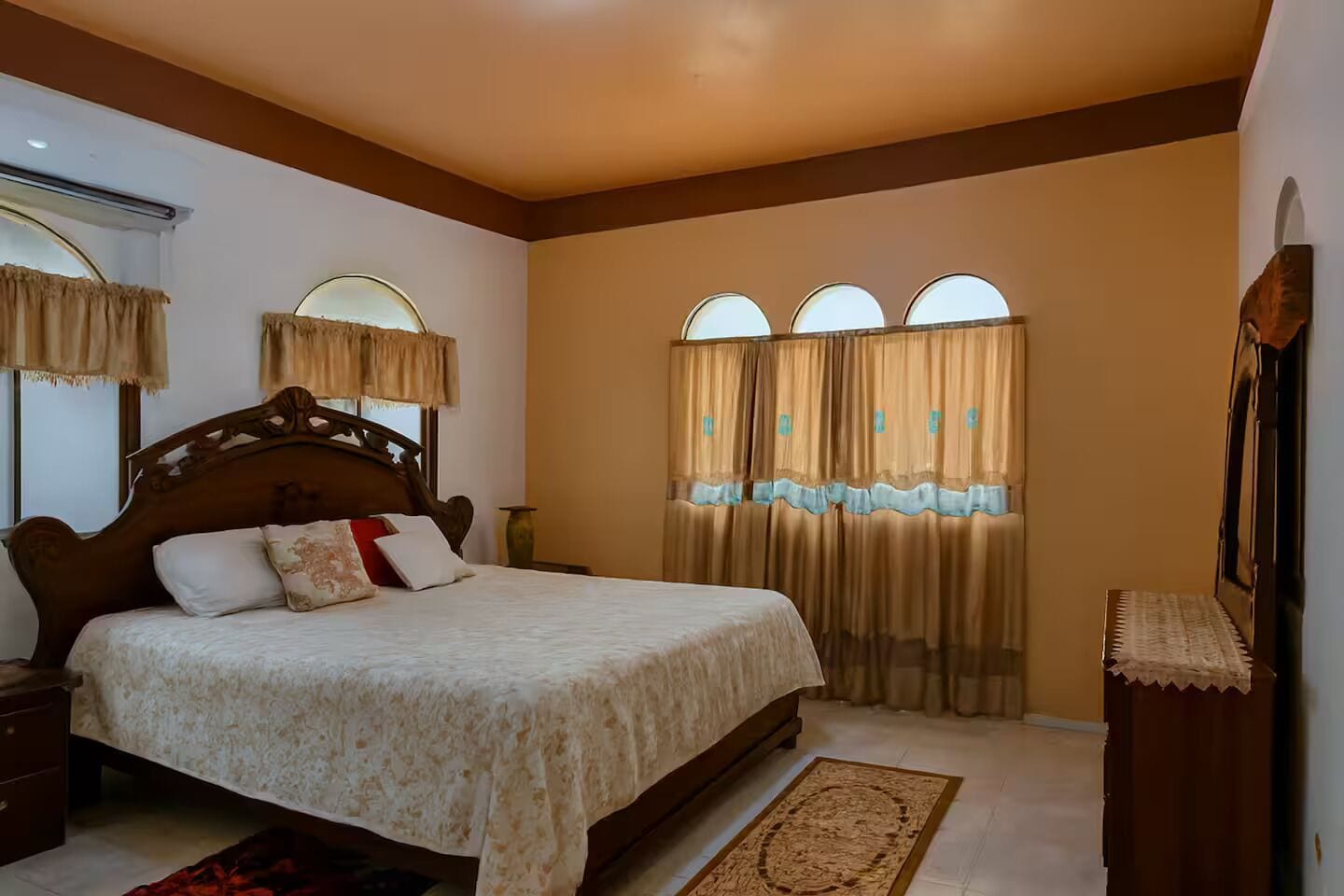 3 slaapkamers, een strijkplank/strijkijzer, wifi, beddengoed