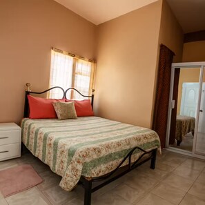 3 bedrooms, iron/ironing board, WiFi, bed sheets - Typical Dominican house (Veragua)