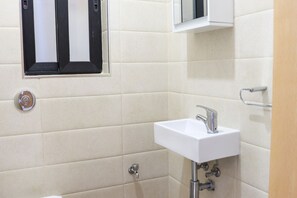 Shower, hair dryer, towels, soap - Stunning Sea View Haven at Seabreeze Court (Mellieha)