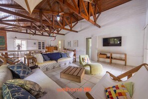 TV, fireplace - Casa com piscina em Juquehy a 400m da praia (São Sebastião)