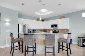 Fridge, microwave, oven, stovetop - Rooftop Deck - Semi Private Pool - 3Bedrooms - Flirty Flamingo - Elevator (Bradenton Beach)