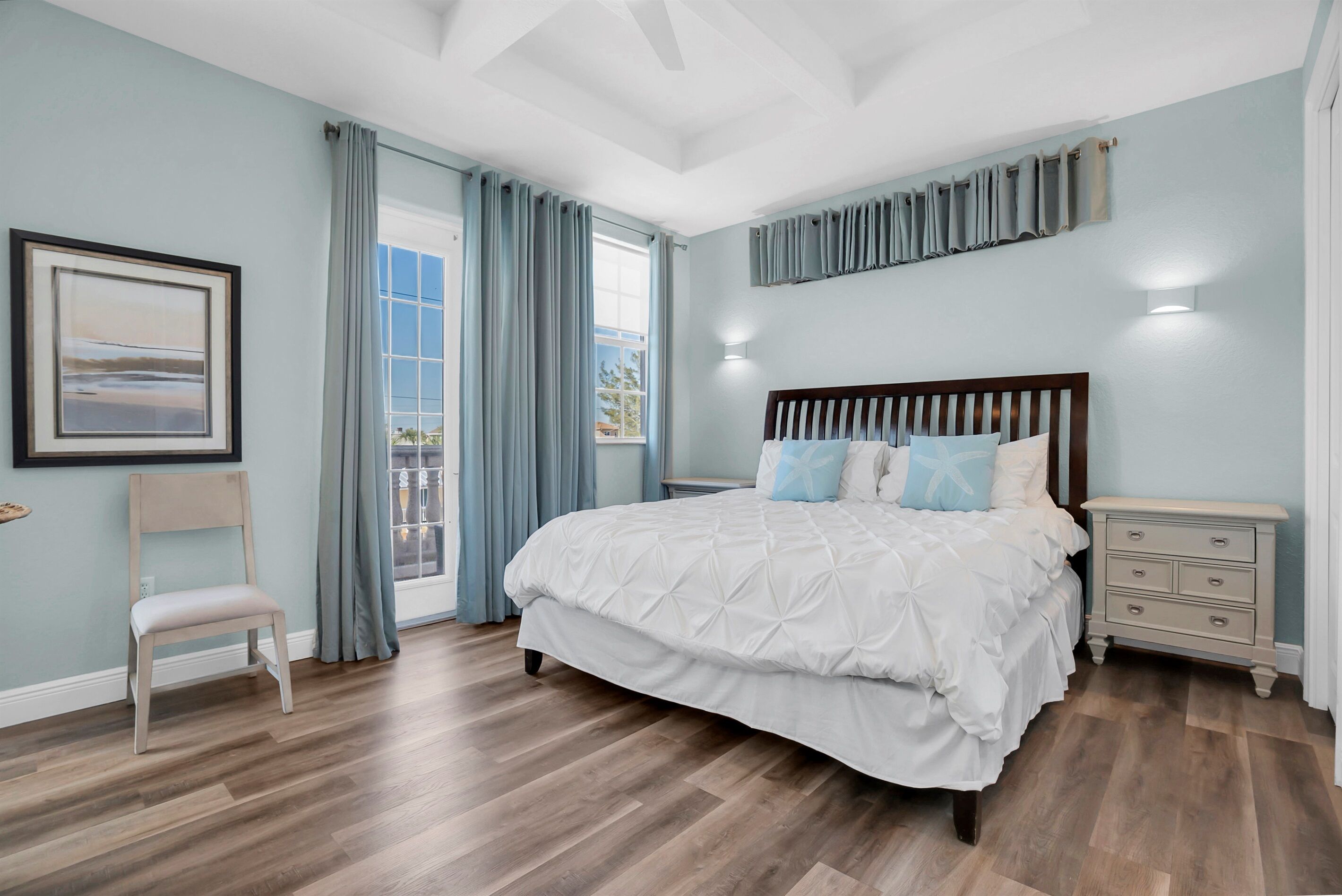 Tabla de planchar con plancha, wifi gratis y ropa de cama 