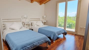 Schreibtisch, Bügeleisen/Bügelbrett, Reisekinderbett