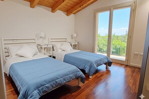 Bureau, fer et planche à repasser, lit de bébé portatif