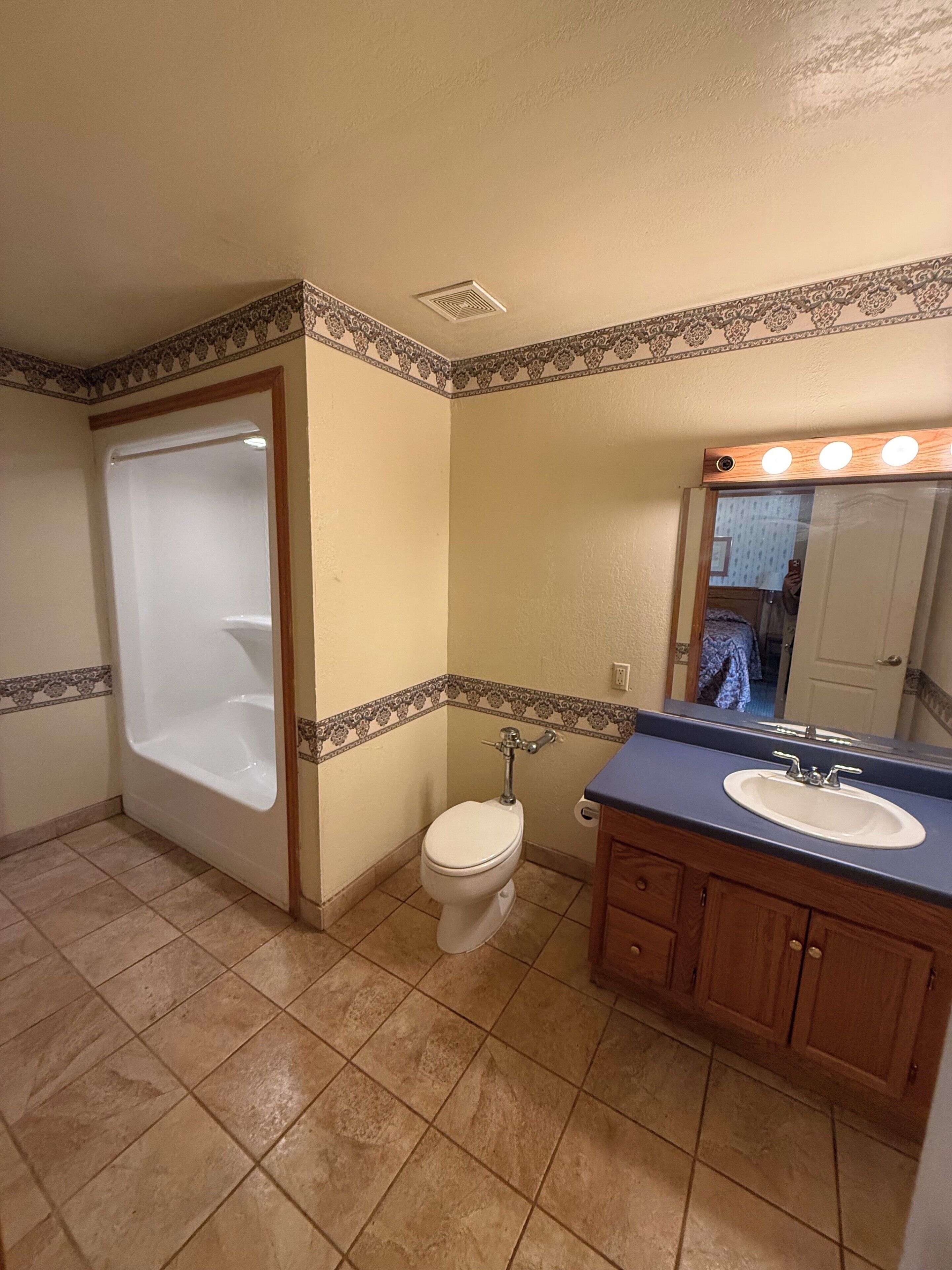 Habitación individual | Baño | Regadera, toallas, jabón, papel de baño 