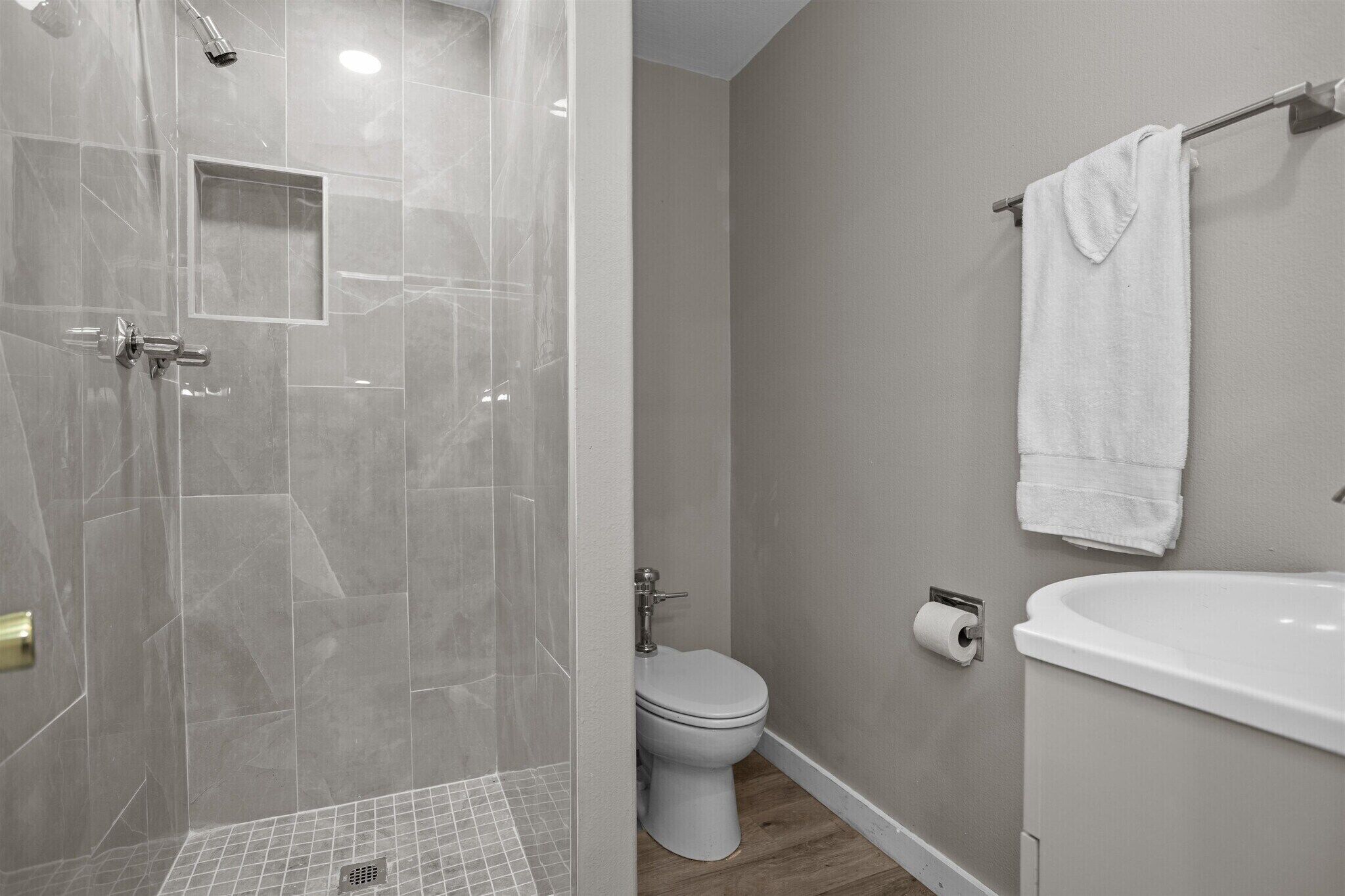 家庭房 | 浴室 | 淋浴设施、毛巾、肥皂、卫生纸